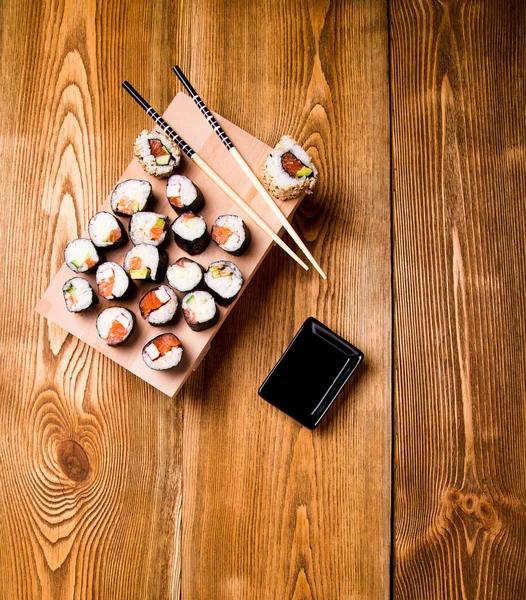 Sushi su un tavolo di legno Foto Stock