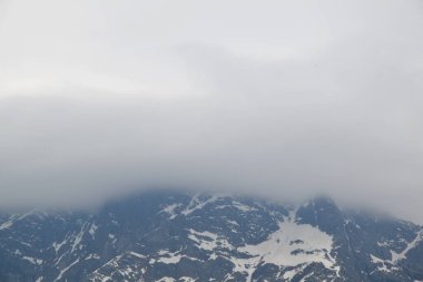 Yoğun sisli dağlar ve Polonya 'nın Zakopane şehrinde bulutlar.