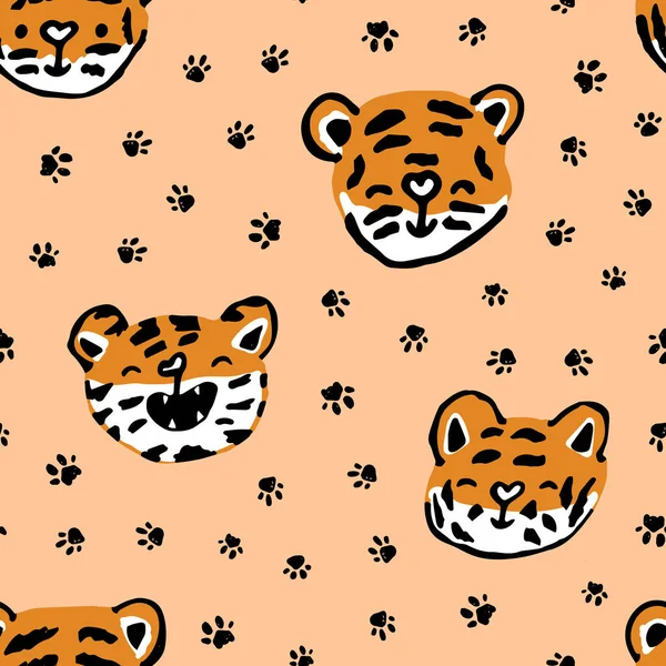 Söta handritade små tigrar sömlösa mönster. Vektor illustration på rosa bakgrund, tassar fotspår är runt — Stock vektor