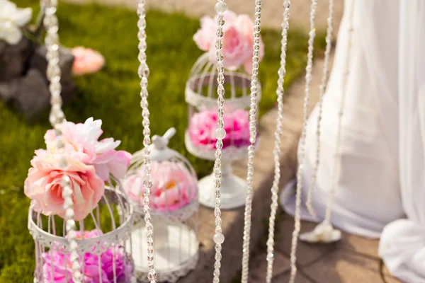 ピンクの pionies と蘭がセットアップ美しい結婚式 — ストック写真