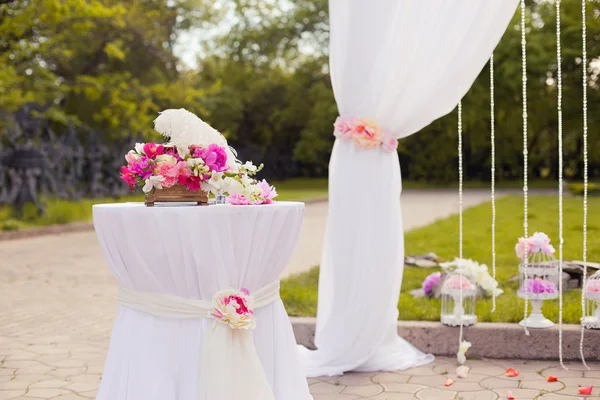 Mooie bruiloft ingesteld met roze pionies en orchideeën — Stockfoto