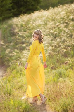 Güzel bir kadın açık portresi. Tüy çim çayır çekici kız