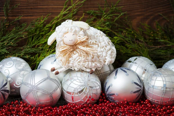 White christmas balls and  nice sheep with wooden background — Stock Photo, Image