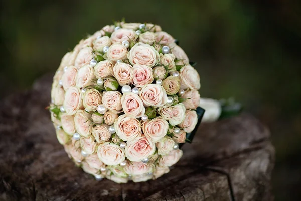 Bouquet de mariage pastel avec roses sur bois — Photo