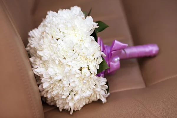 White chrysanthemum wedding bouquet with purple lace — Stock Photo, Image