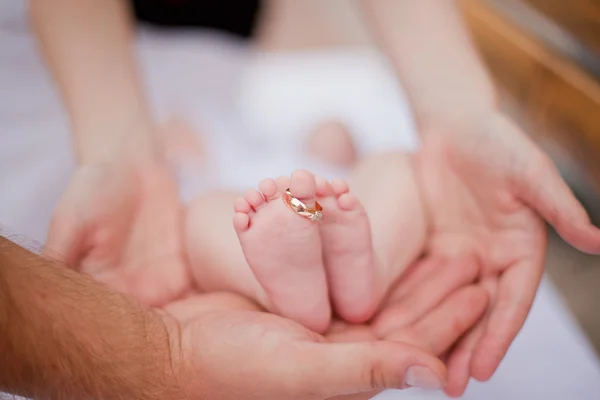 Genitori che tengono il piede del loro neonato — Foto Stock