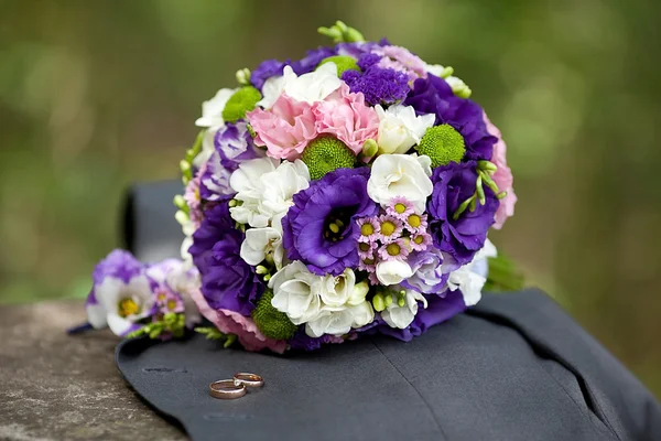 Pink wedding bouquet with roses and orchids — Stock Photo, Image