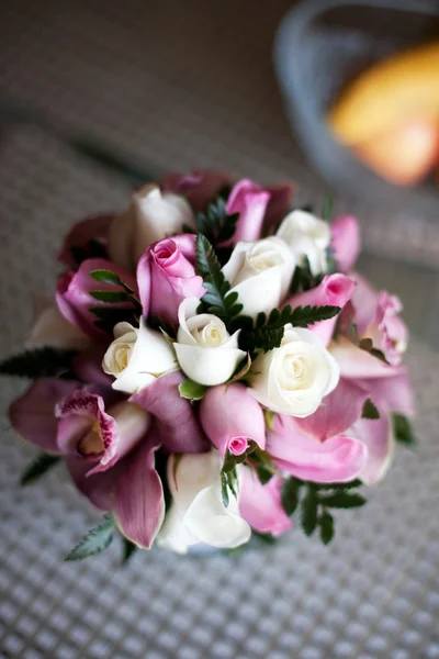 带着玫瑰和兰花的粉色婚礼花束 — 图库照片