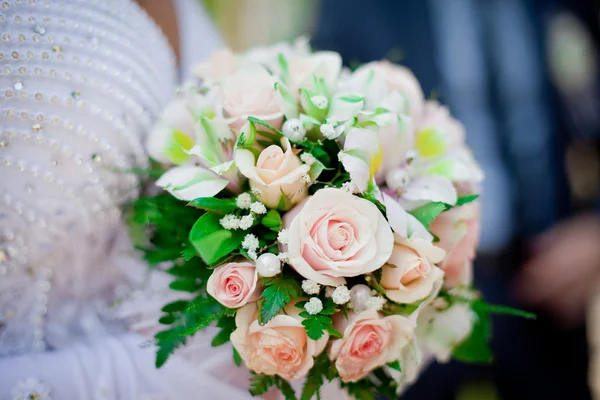 Ramo de boda de pastel con rosas — Foto de Stock