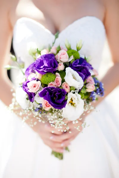 Bröllop bukett med rosor och Alströmerior — Stockfoto