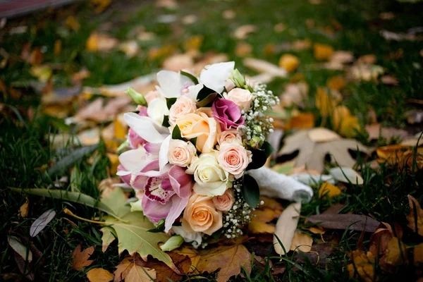 Ροζ γαμήλια ανθοδέσμη με τριαντάφυλλα και ορχιδέες — Φωτογραφία Αρχείου