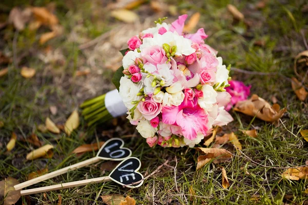 Roze bruiloft boeket met rozen en gladiolen — Stockfoto