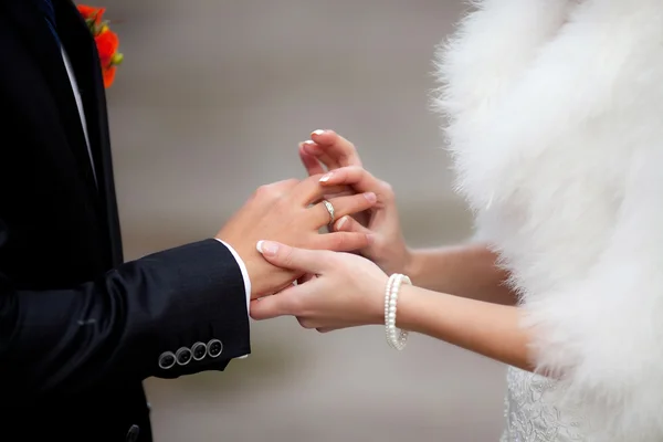 Sposa mettere il anello di nozze su sposo — Foto Stock