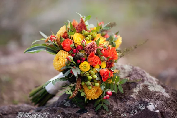 Orange wedding bouquet on the stone — Stock Photo, Image