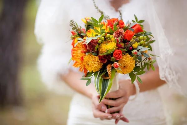 Orange bröllop bukett i händer — Stockfoto