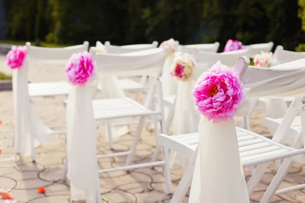 Dekorationen von Hochzeitsstühlen, stilvolle Hochzeitszeremonie, Dekorationen für den Hochzeitstag, Luxus, weicher Fokus selektiv — Stockfoto