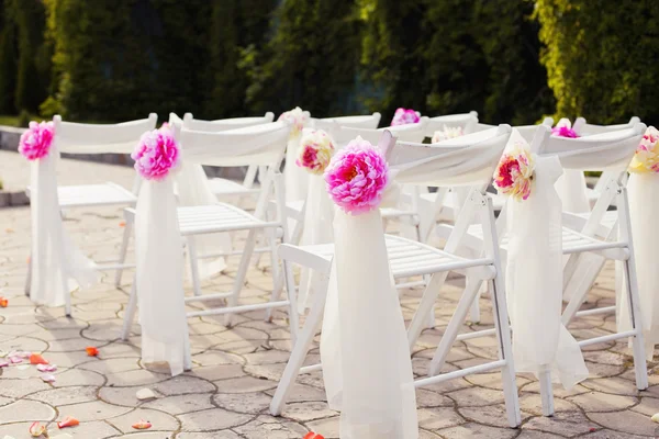 Dekorasyon düğün sandalye, şık evlilik töreni, gelin gün süslemeleri, lüks, yumuşak odak seçici — Stok fotoğraf