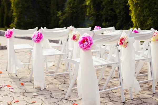 Dekorationen von Hochzeitsstühlen, stilvolle Hochzeitszeremonie, Dekorationen für den Hochzeitstag, Luxus, weicher Fokus selektiv — Stockfoto