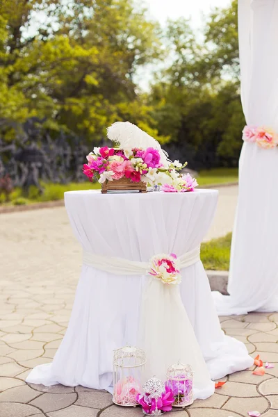 Vackra bröllop uppsättning upp bordet och blommig sammansättning — Stockfoto