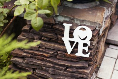 Ahşap beyaz düğün dekorasyon kelime aşk ile
