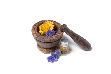 Organik yağlar ve çiçek şişe ile ahşap pounder