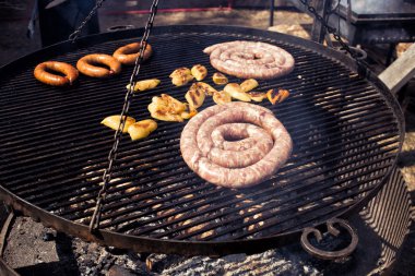 Barbekü ızgara sosis ile