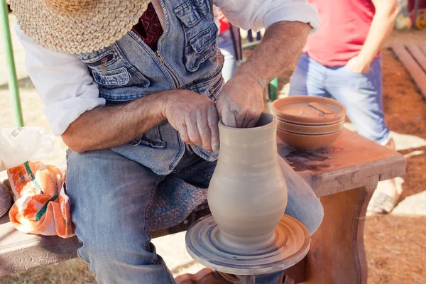 Mains sur la roue de poterie, gros plan — Photo