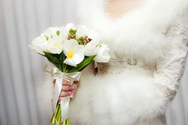 Sposa con bouquet, primo piano — Foto Stock