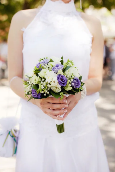 Novia con ramo, primer plano — Foto de Stock