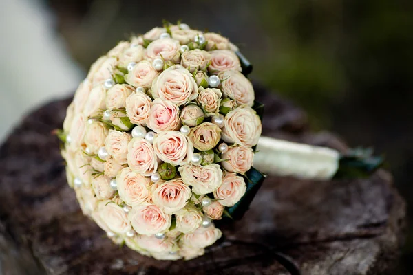 Γαμήλια ανθοδέσμη με τριαντάφυλλα που βρίσκονται στο ξύλο — Φωτογραφία Αρχείου