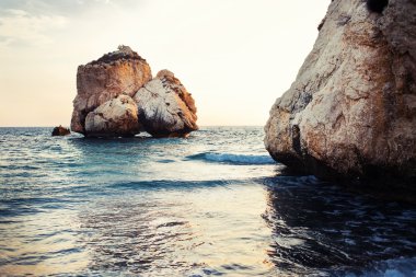 Pafos bölgesinde Rock Aphrodite Beach ünlü deniz manzarası