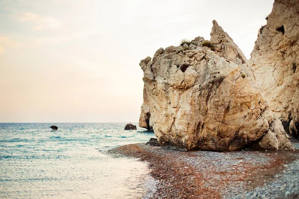 著名的帕福斯地区的阿芙罗狄蒂岩石海滩海景 — 图库照片