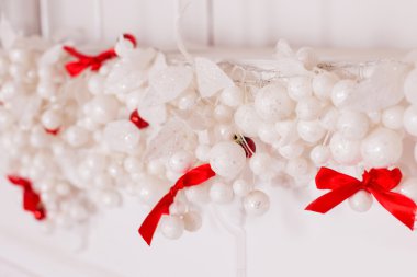 Yeni yıl ve Noel dekorasyon. Kırmızı kurdele ve beyaz toplar