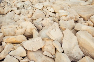 Sahilde pastel taşlar