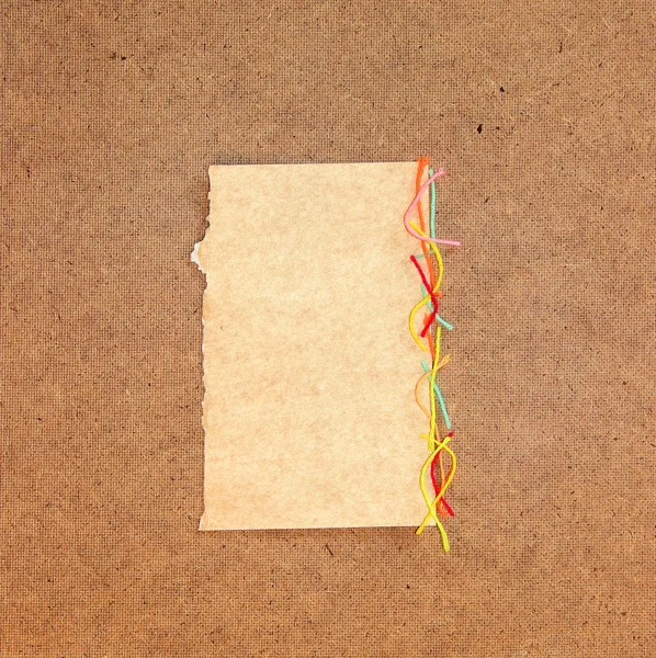 Kawałek tektury jasny kolorowy wełny wątku, kawałek papieru e — Zdjęcie stockowe