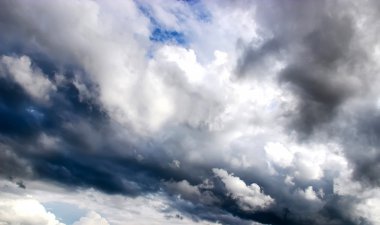 Yağlı boya arka plan koyu çelik bulutlar ve mavi gökyüzü oklu