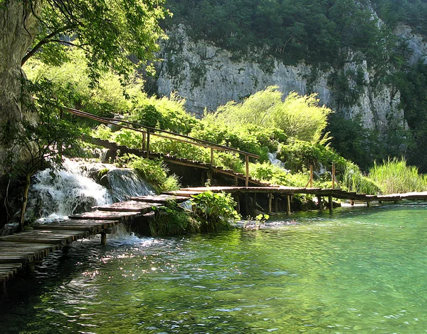 Rezervace parku Plitvická jezera, Chorvatsko, turistická stezka na jezeře — Stock fotografie
