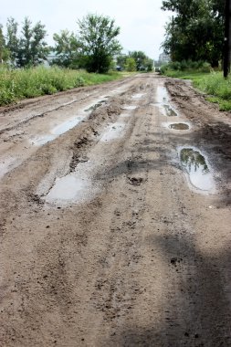 ülke yolda kirli su birikintisi