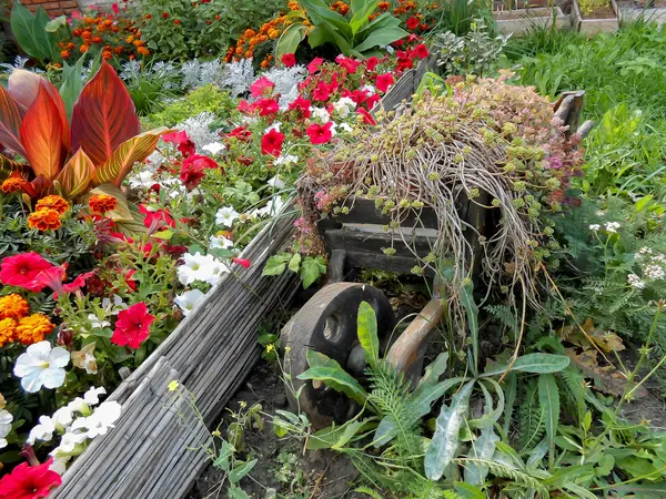 Photo manipulation lit wagon avec des fleurs multicolores — Photo