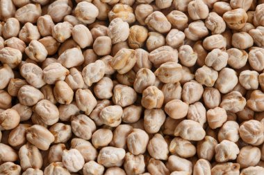 Masaya dağılmış nohut manzarası