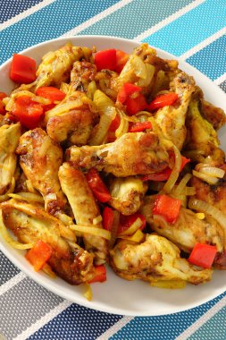 Bir ızgara sebzeli Köri soslu tavuk kanatları