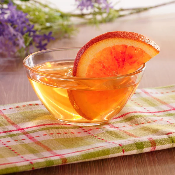 Orange jelly and orange slices in glass cup. — Stock Photo, Image