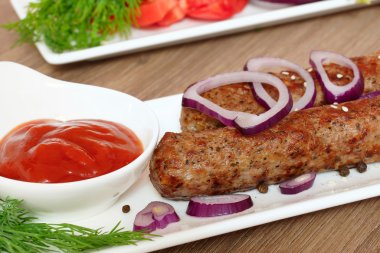 Izgara et sosis sebze ve ketçap. Kebap