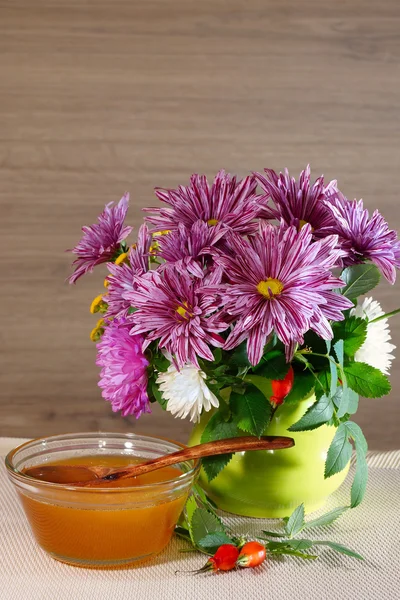 Цветочный мед и букет хризантемы — стоковое фото
