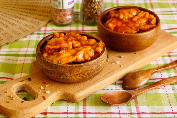 Kipfilet Met Bonen Twee Houten Kommen Met Kip Gestoofd Tomatensaus — Stockfoto