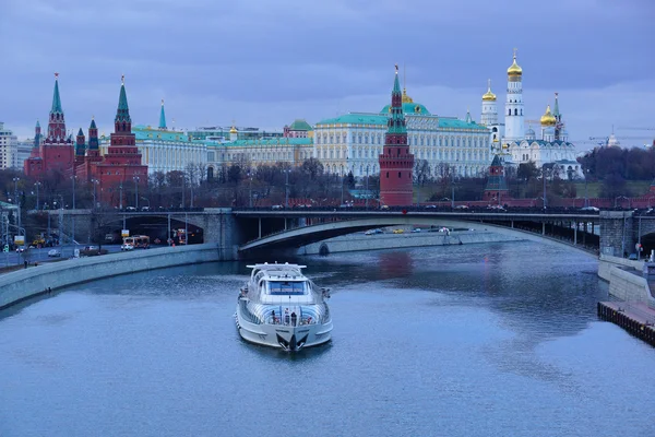 Вид Кремля в сумерках. Москва . — стоковое фото