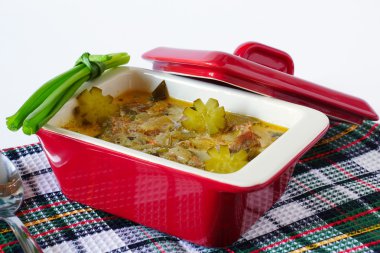 Seramik bir tenceresi turşu ile et güveç