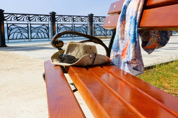 A bench by the sea.Waterfront city of Sudak. Crimea. — Stock Photo, Image