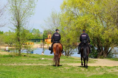 Dinlenme alanı çalışanları atlı polis devriye. Strogino. Moskova.