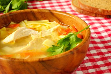 Tavuk çorbası bir ahşap plaka.